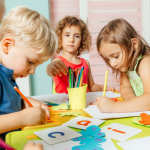 A educação infantil ganha força quando o brincar é reconhecido como ferramenta essencial de desenvolvimento, explica José Henrique Gomes Xavier.
