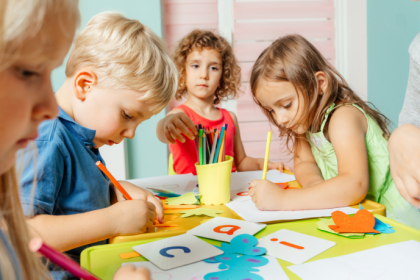 A educação infantil ganha força quando o brincar é reconhecido como ferramenta essencial de desenvolvimento, explica José Henrique Gomes Xavier.