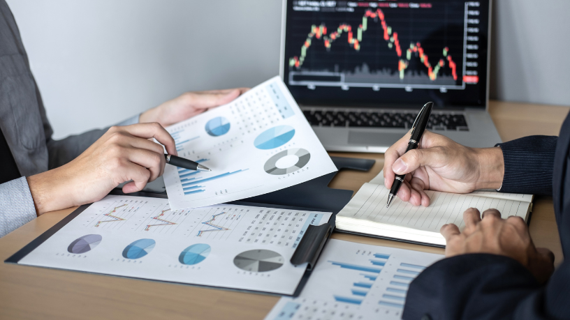 Descubra com Rodrigo Balassiano estratégias para equilibrar fundos híbridos e maximizar a diversificação de investimentos.