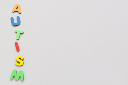 O mascaramento social no autismo pode gerar impactos profundos na saúde mental, tema que Alexandre Costa Pedrosa analisa ao discutir consequências psicológicas e caminhos reais de acolhimento.