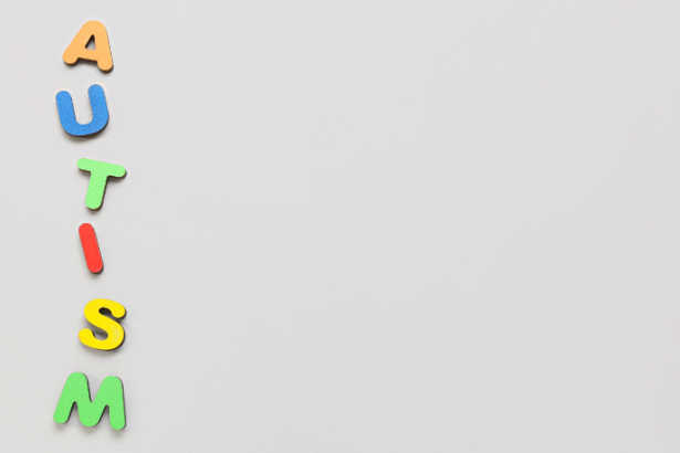 O mascaramento social no autismo pode gerar impactos profundos na saúde mental, tema que Alexandre Costa Pedrosa analisa ao discutir consequências psicológicas e caminhos reais de acolhimento.