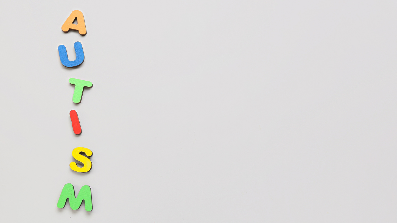 O mascaramento social no autismo pode gerar impactos profundos na saúde mental, tema que Alexandre Costa Pedrosa analisa ao discutir consequências psicológicas e caminhos reais de acolhimento.