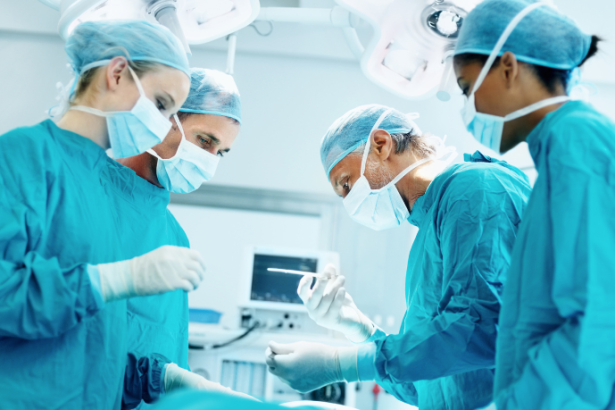 Dr Haeckel Cabral destaca que a mamaplastia vai além do volume, priorizando conforto e simetria.