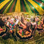 Apresentação de dança tradicional durante festival cultural no Brasil
