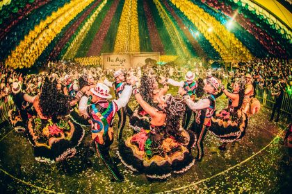 Apresentação de dança tradicional durante festival cultural no Brasil